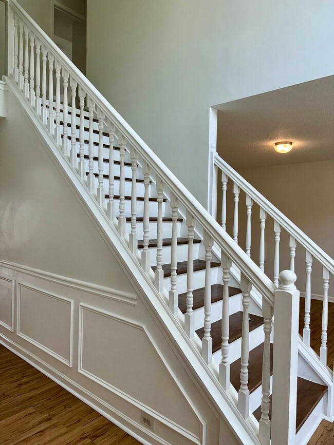 Foto del edificio - Huge 5 Bedroom Home with Sooo Much Space!