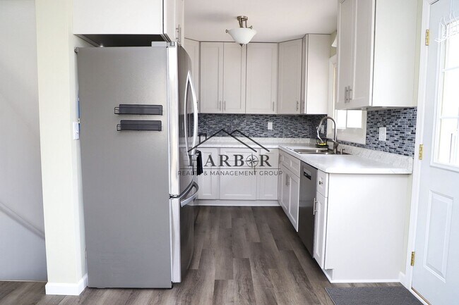 Building Photo - Single Family Home in SE Rochester Availab...