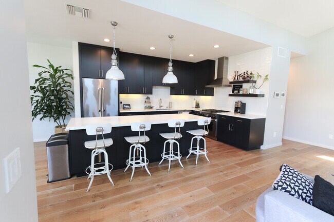 Building Photo - 523 Broadway S