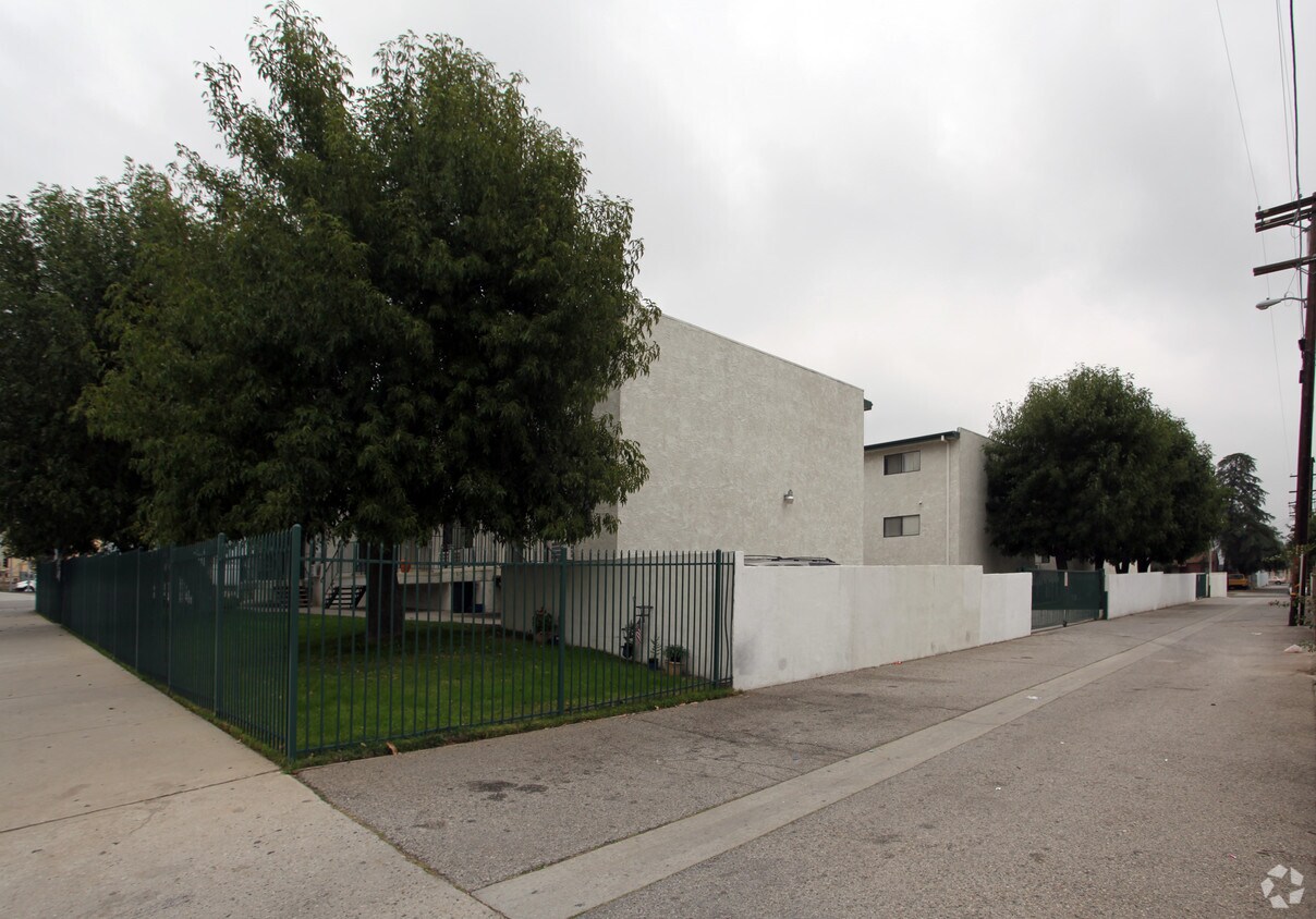 Foto del edificio - 12877-12887 San Fernando Rd