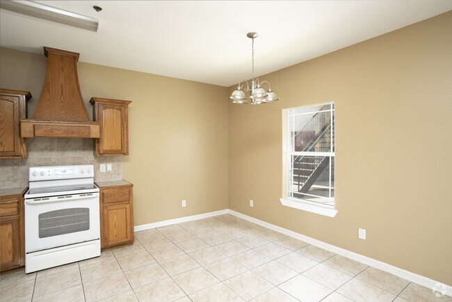 2BR, 1BA - 975SF Dining Room - Pike Plaza