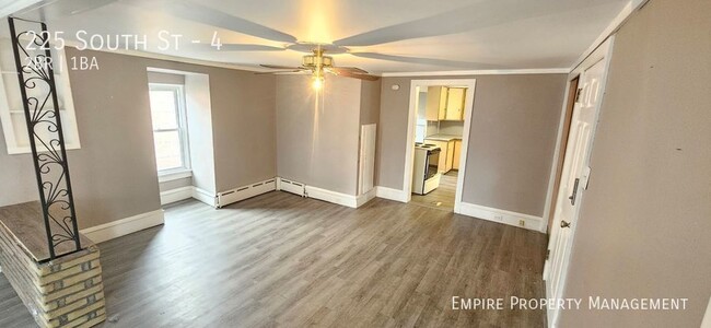 Building Photo - 3rd Floor: 2 Bedroom/ 1 Bathroom Apartment...