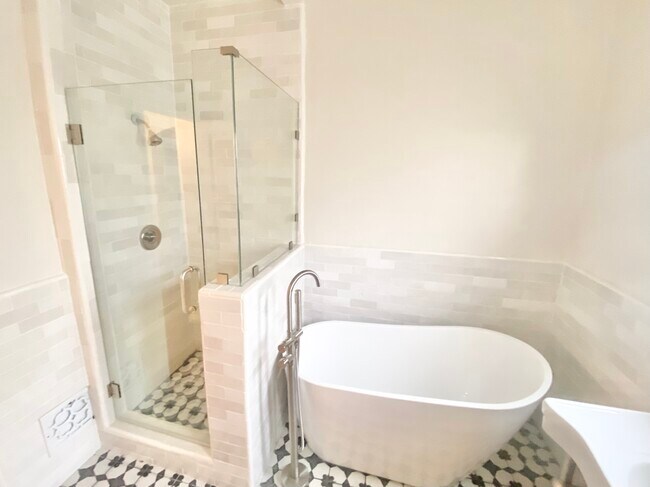 Bathroom - 1028 Masselin Ave