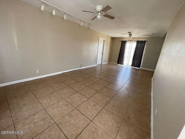 Foto del edificio - 7153 Date Tree Ln