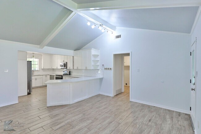 Foto del edificio - Complete RENOVATION only a few years ago!  Large bedrooms!