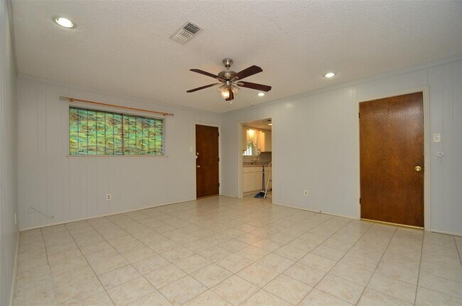 Building Photo - 7230 Oak Village Dr