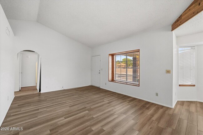 Foto del edificio - 1055 N Recker Rd