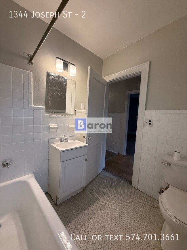 Building Photo - 1344 Joseph St