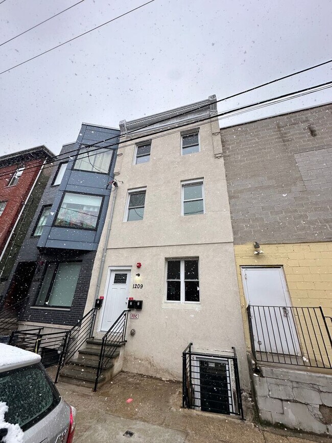 Building Photo - 1209 N Franklin St