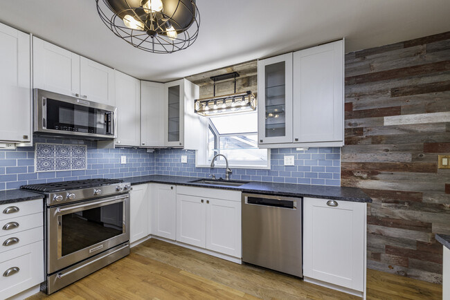 Building Photo - 18225 W Lindenwood Dr