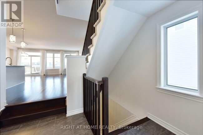 Building Photo - 256 Brambling Way