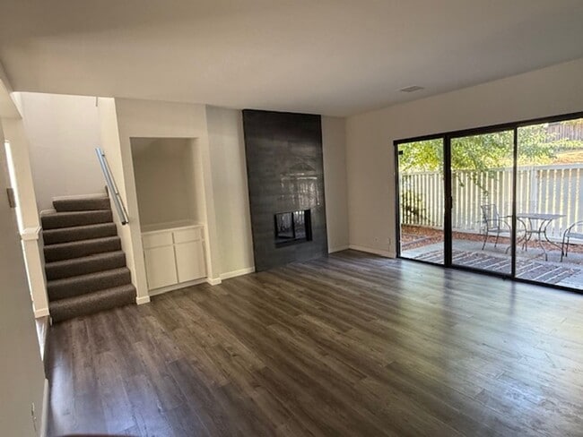Building Photo - 3-Bedroom Hilltop Village Home w/ Bonus Am...