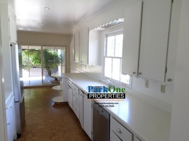 Building Photo - Walk To Orinda Middle School