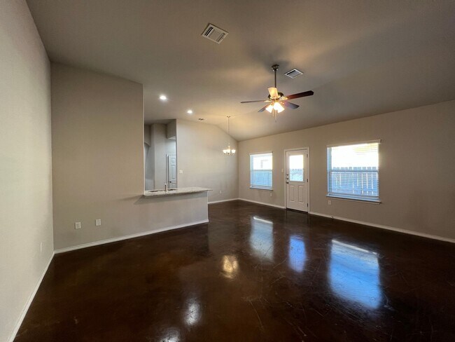 Building Photo - Luxury 3/2 Duplex in Seguin, Texas