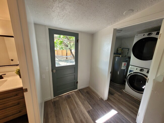 Foto del edificio - 212 Oak Ave