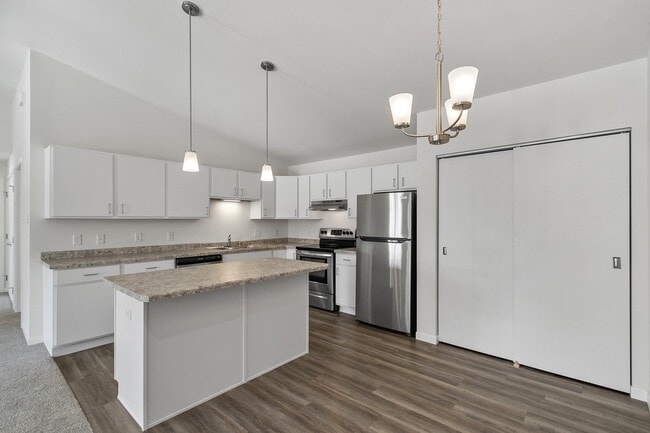 Building Photo - Pine Creek Apartments