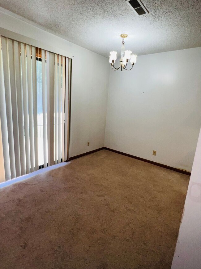 Foto del edificio - Charming Townhome, Prime Location, Cozy Li...