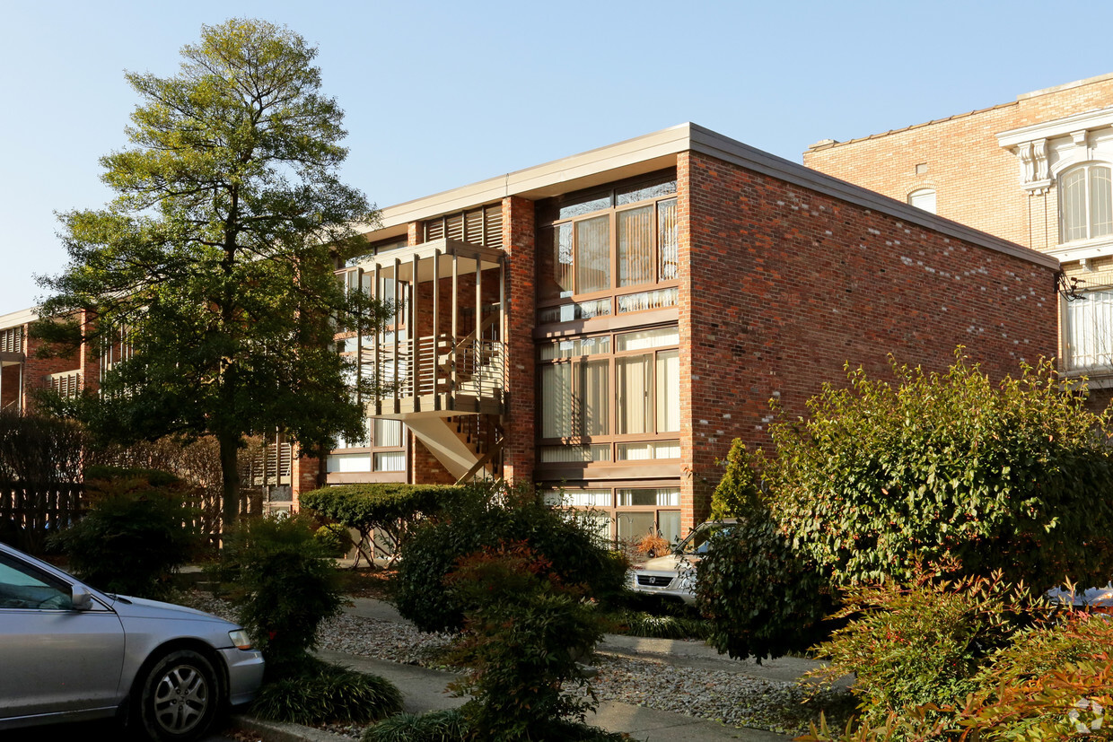 Building Photo - Cherokee Gardens