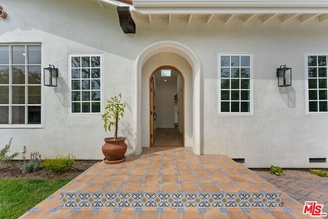 Foto del edificio - 9005 Rosewood Ave