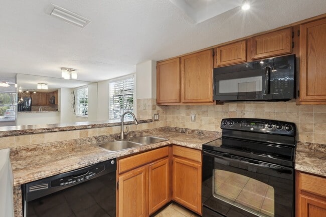 Foto del edificio - 7618 Colonial Ct