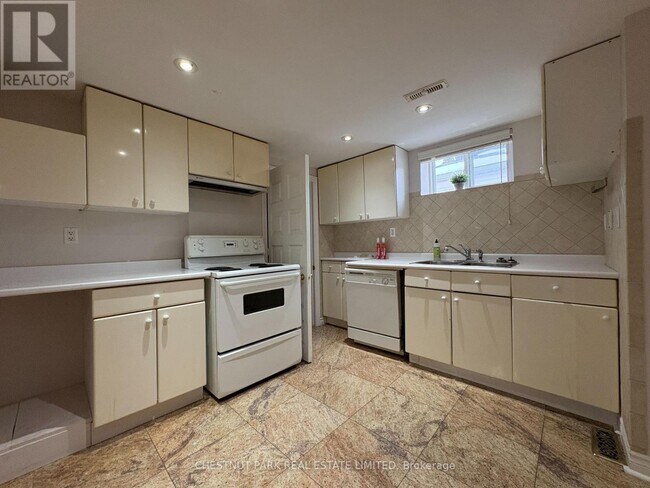 Building Photo - 93 Surrey Ave