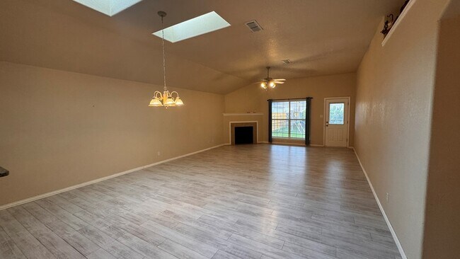 Foto del edificio - 6911 Pinecrest Ave