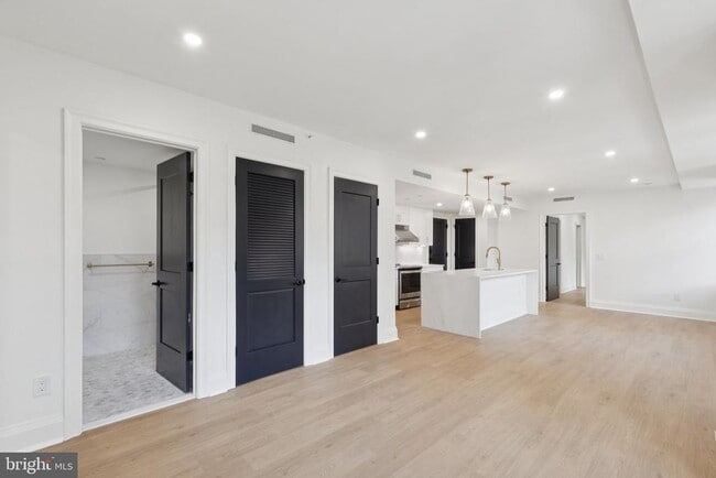 Building Photo - 135 S 19th St