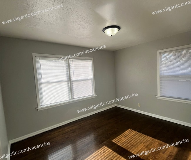 Foto del edificio - 3 Large Bedrooms (Oversized Master) • 1 Bathroom • Single-Family Home