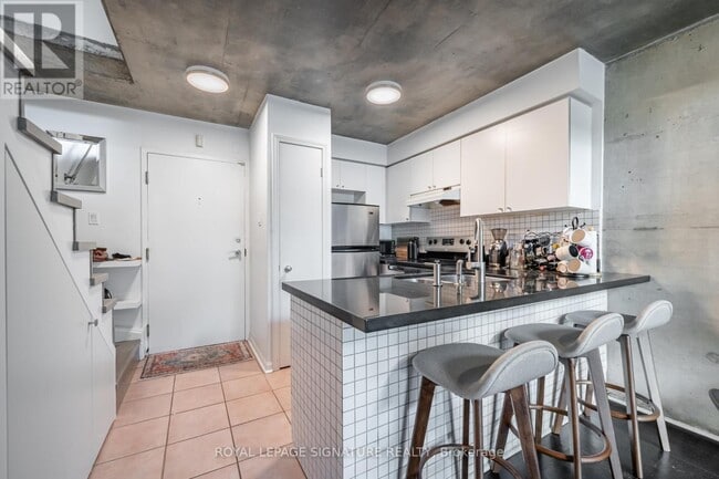 Building Photo - 954 King St W