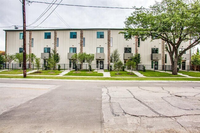 Building Photo - 1502 Bennett Ave
