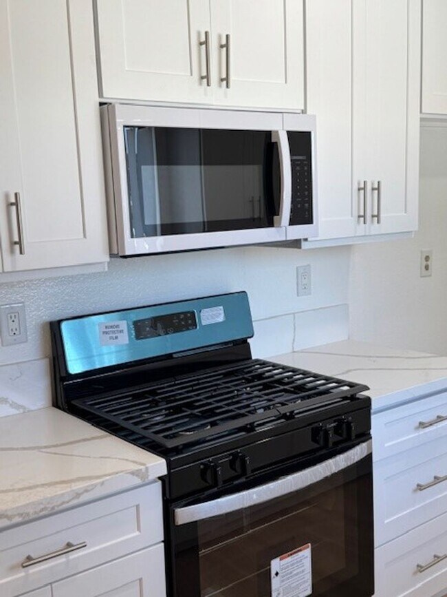Foto del edificio - BEAUTIFUL NEWLY REMODELED 2 BEDROOM/1 BATH...