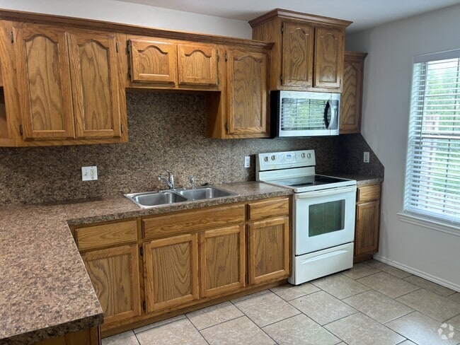 Building Photo - 1523 Oasis Ave