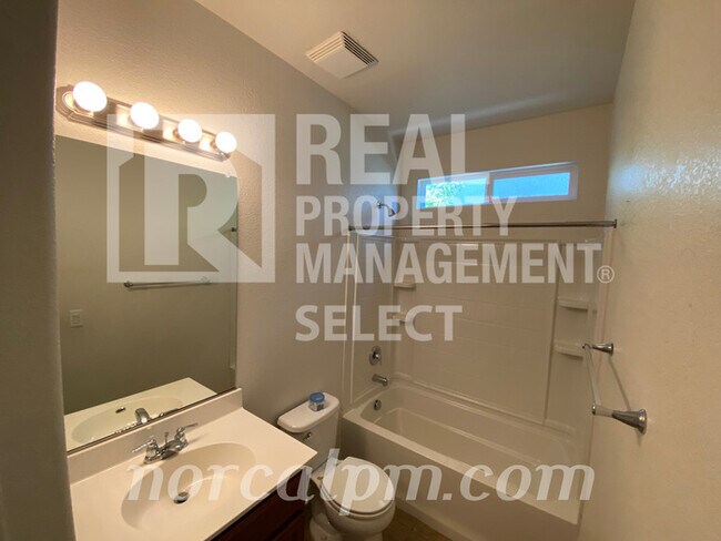 Building Photo - Spacious 4 bed 3 bath in Roseville