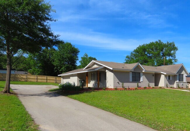 Building Photo - Updated in 2024! Spacious, 4 Bedroom, 3 Ba...