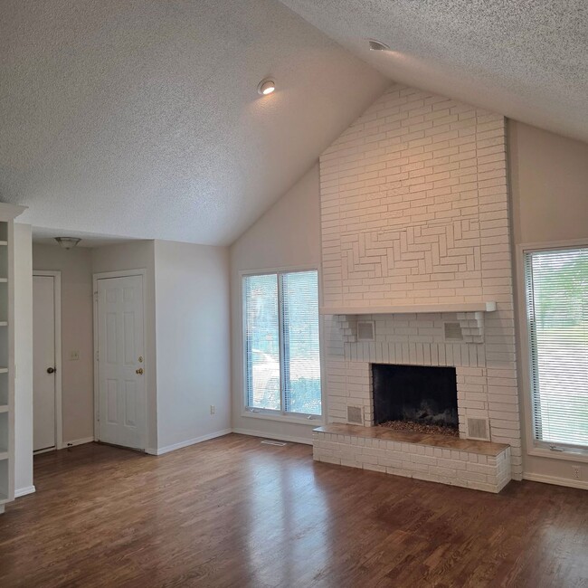 Building Photo - 2 Bed / 2 Bath / 2-Car Garage Duplex in a Great Nixa Neighborhood!
