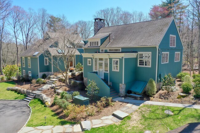Foto del edificio - 13 Huckleberry Hill Rd