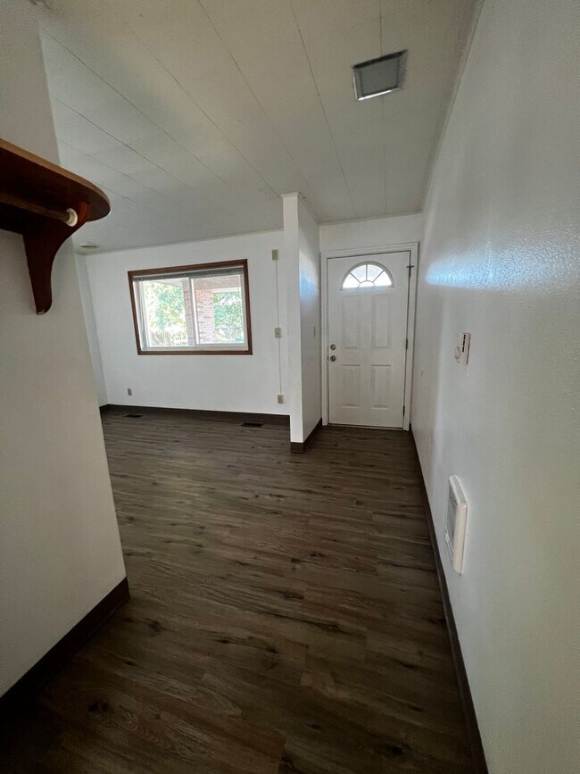 Foto del edificio - Vine Maple Triplex