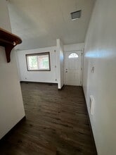 Building Photo - 802-806 Queen Ave SE