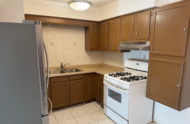 Building Photo - 255 E Oak St