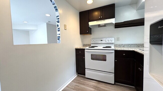Foto del edificio - 215 N Wild Olive Ave