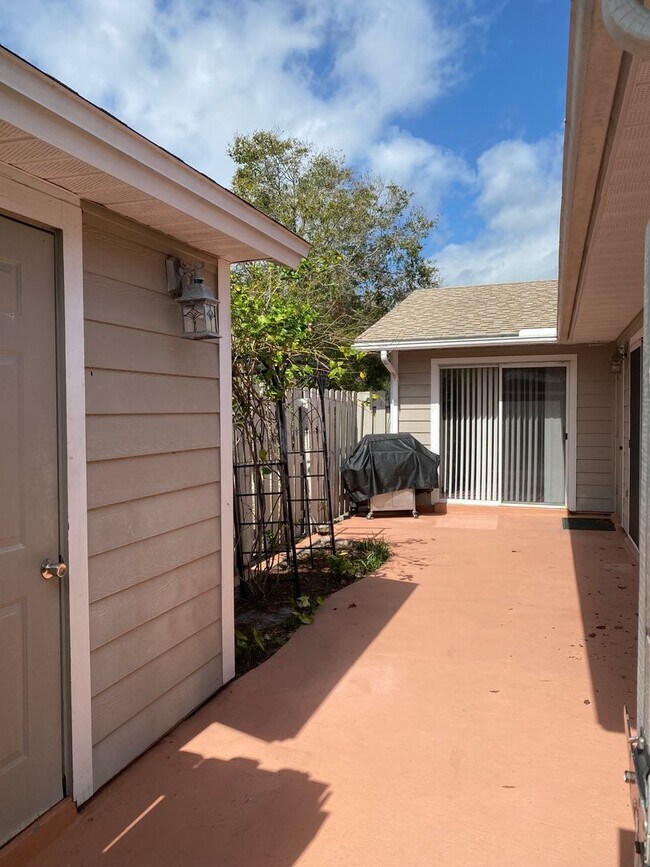 Foto del edificio - SPACIOUS, FIRST FLOOR CONDO WITH BIG FENCED IN PATIO IN THE LOVELY COMMUNITY OF QUAIL RIDGE!