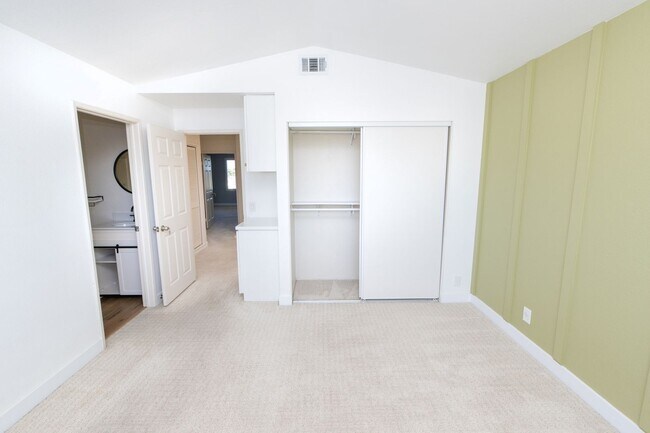Building Photo - Beautiful 2 bed 2.5 bath condo available n...