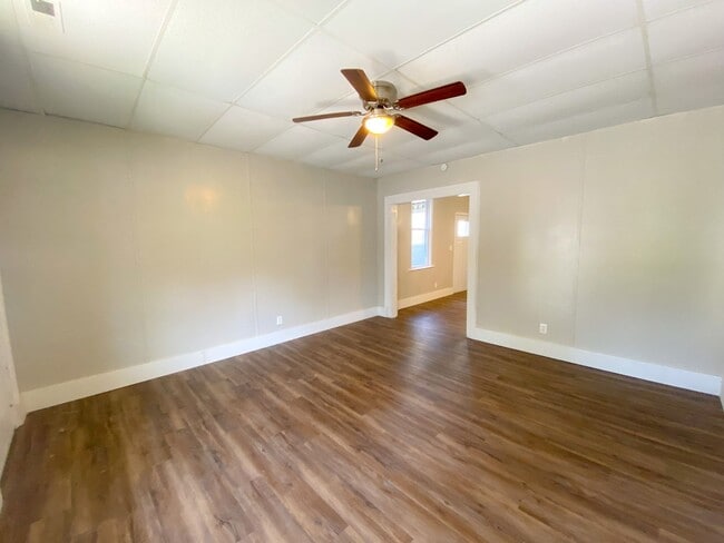 Building Photo - Adorable 1 Bedroom/1 Bathroom House For Rent