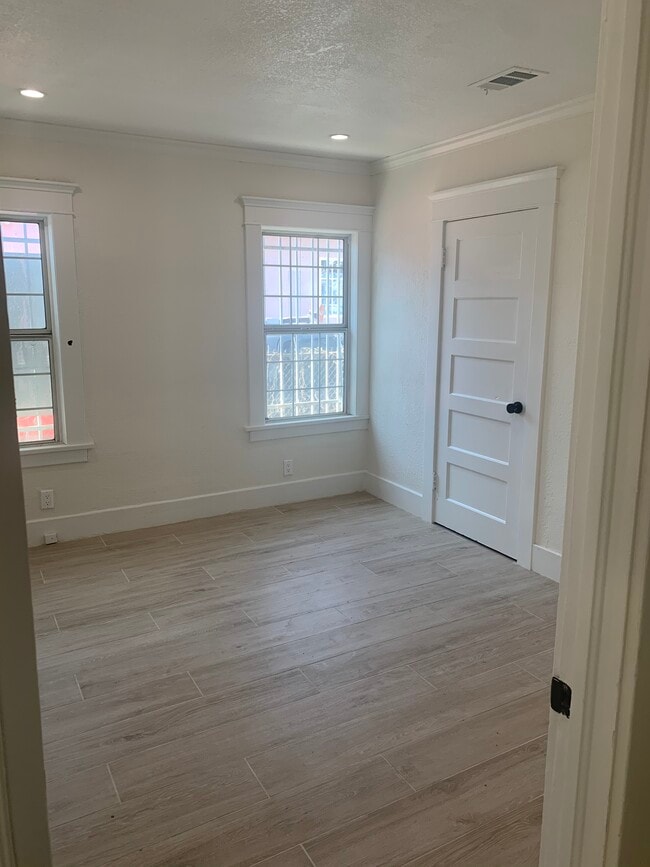 Building Photo - 1521 W 53rd St