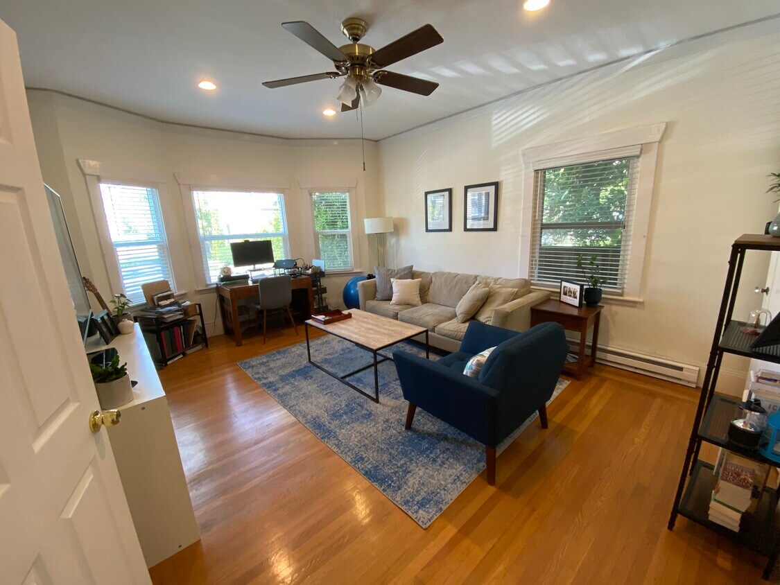 LivingRoom/Bedroom - 3117 College Ave