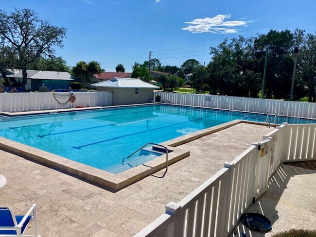 Building Photo - Islands Community Condo