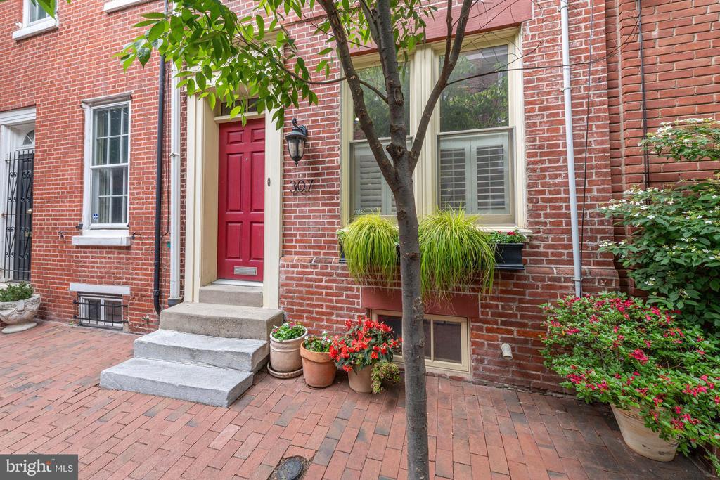 Primary Photo - 307 Gaskill St