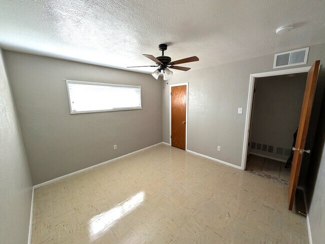 Foto del edificio - 10204 Candelaria Rd NE