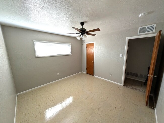 Building Photo - 10204 Candelaria Rd NE