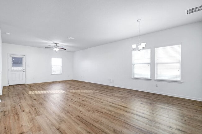 Foto del edificio - Elegant Single-Story Home with Four-Season Porch